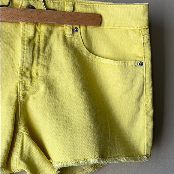✨BRAND NEW✨ GAP 1969 NEON YELLOW LOW RISE DENIM SHORTS FOR SUMMER - Picture 3 of 10